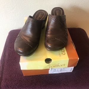 Strictly Comfort women’s brown leather clogs